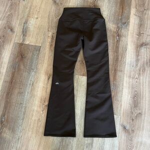 ALO Yoga Airbrush High-Waist 7/8 Bootcut Legging in Espresso - Size S